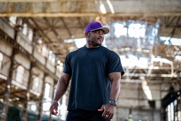 Retrato de jovem desportivo Bonito homem atlético em pé