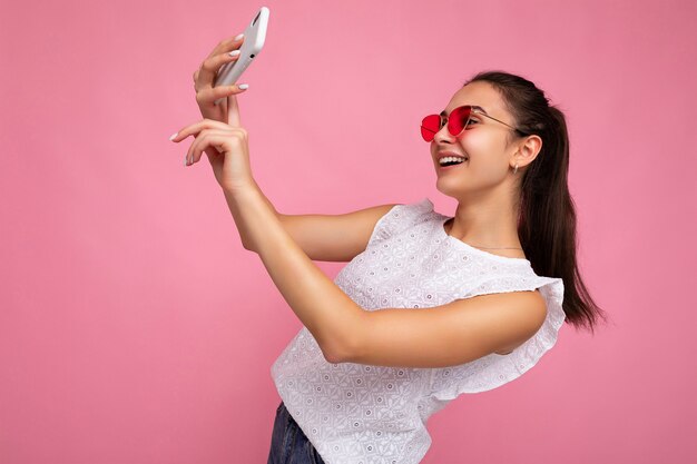 Foto retrato de jovem despreocupada linda feliz sorridente morena adolescente feminina com emoções sinceras