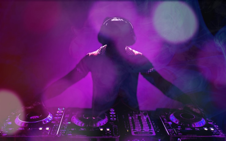 Foto retrato de jovem dj confiante com fones de ouvido