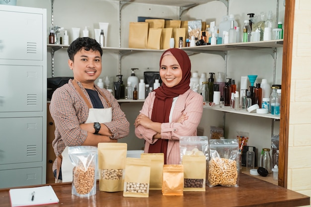 Retrato de jovem e mulher muçulmana em uma loja