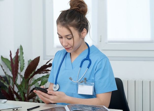 Retrato de jovem e sorridente médica