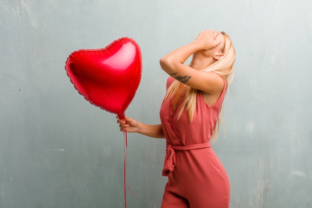 Retrato, de, jovem, elegante, loiro, mulher, frustrado, e, desesperado, zangado, e, triste, com, mãos