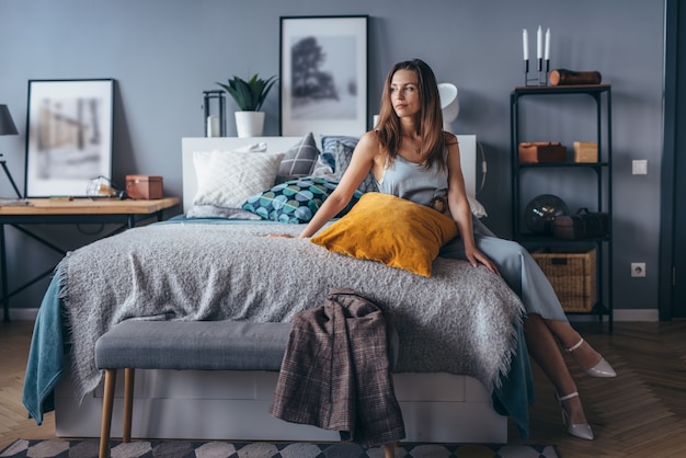 Retrato de jovem em casa na cama