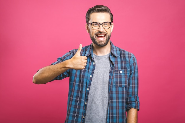 Retrato de jovem em copos mostrando os polegares