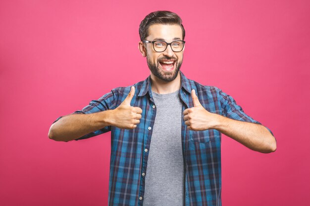 Retrato de jovem em copos mostrando os polegares