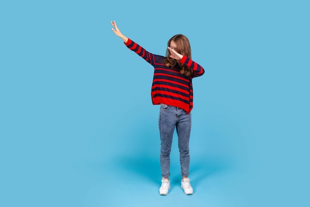 retrato de jovem em fundo azul