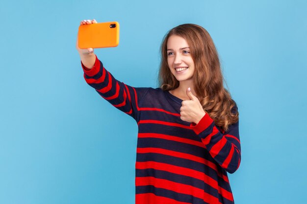 retrato de jovem em fundo azul