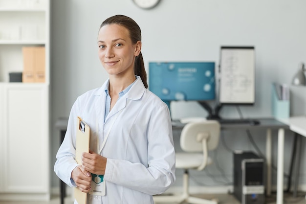 Retrato de jovem em laboratório