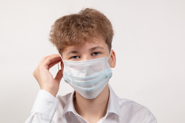 Retrato de jovem em máscara médica protetora