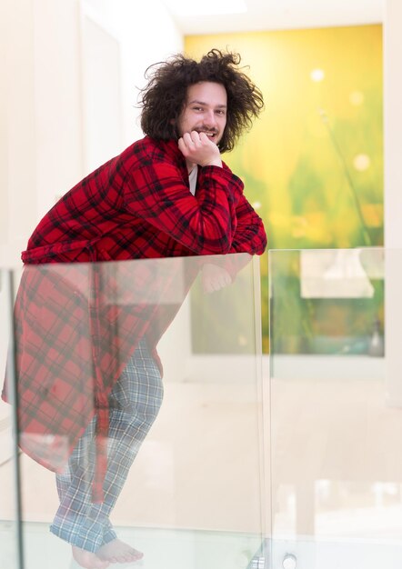 retrato de jovem em roupão aproveitando o tempo livre em casa