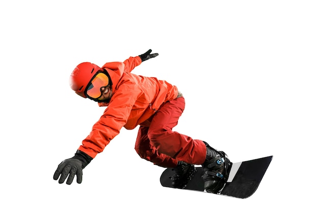 Retrato de jovem em roupas esportivas com snowboard isolado em um fundo branco do estúdio