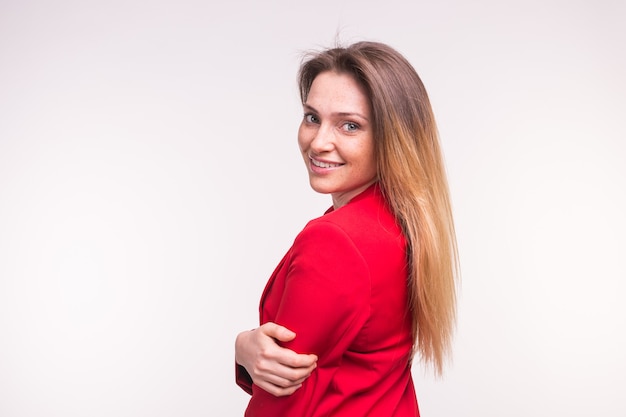 Retrato de jovem em um terno vermelho, posando em branco com espaço de cópia.