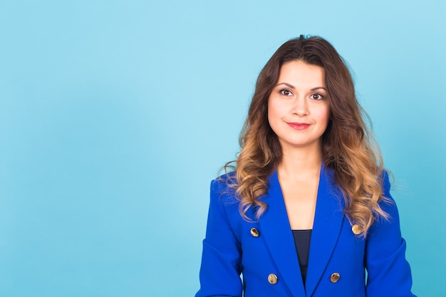 Foto retrato de jovem empresária alegre sorridente e feliz