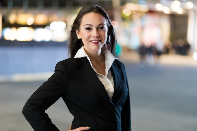 Retrato de jovem empresária em um ambiente moderno da cidade à noite