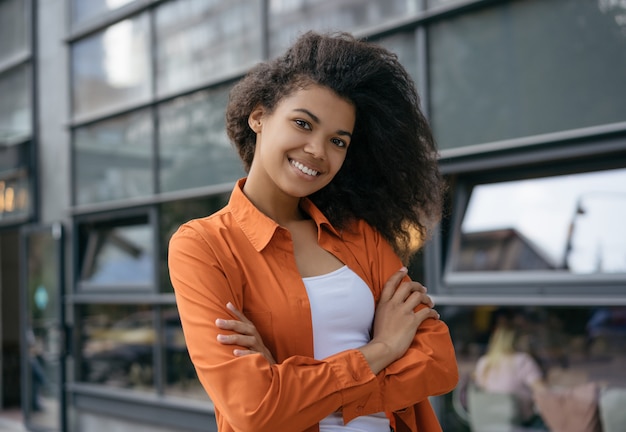 Retrato de jovem empresária linda com os braços cruzados