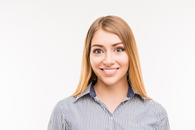 Retrato de jovem empresária sorridente