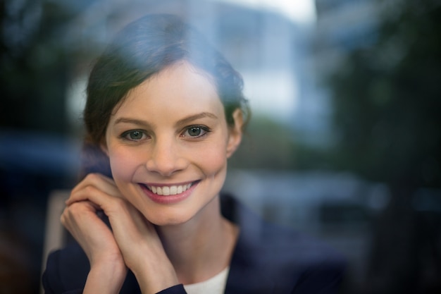 Retrato de jovem empresária sorrindo