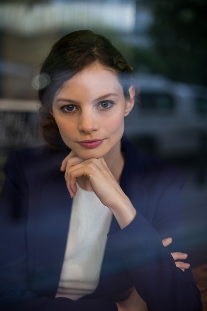 Retrato de jovem empresária sorrindo