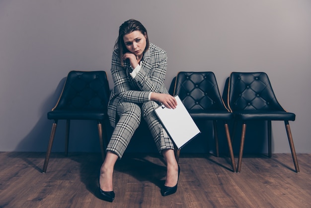 Retrato de jovem empresária vestindo terno