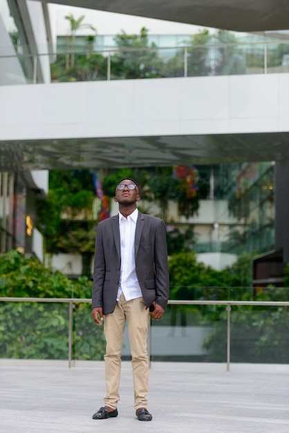 Retrato de jovem empresário africano na cidade ao ar livre