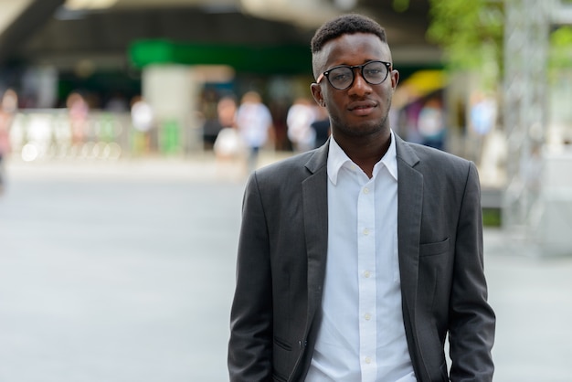 Retrato de jovem empresário africano na cidade ao ar livre