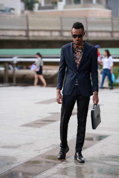 Retrato de jovem empresário africano nas ruas da cidade ao ar livre