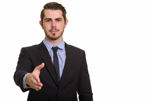 Retrato de jovem empresário barbudo bonito de terno