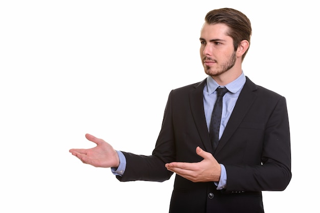 Retrato de jovem empresário barbudo bonito de terno