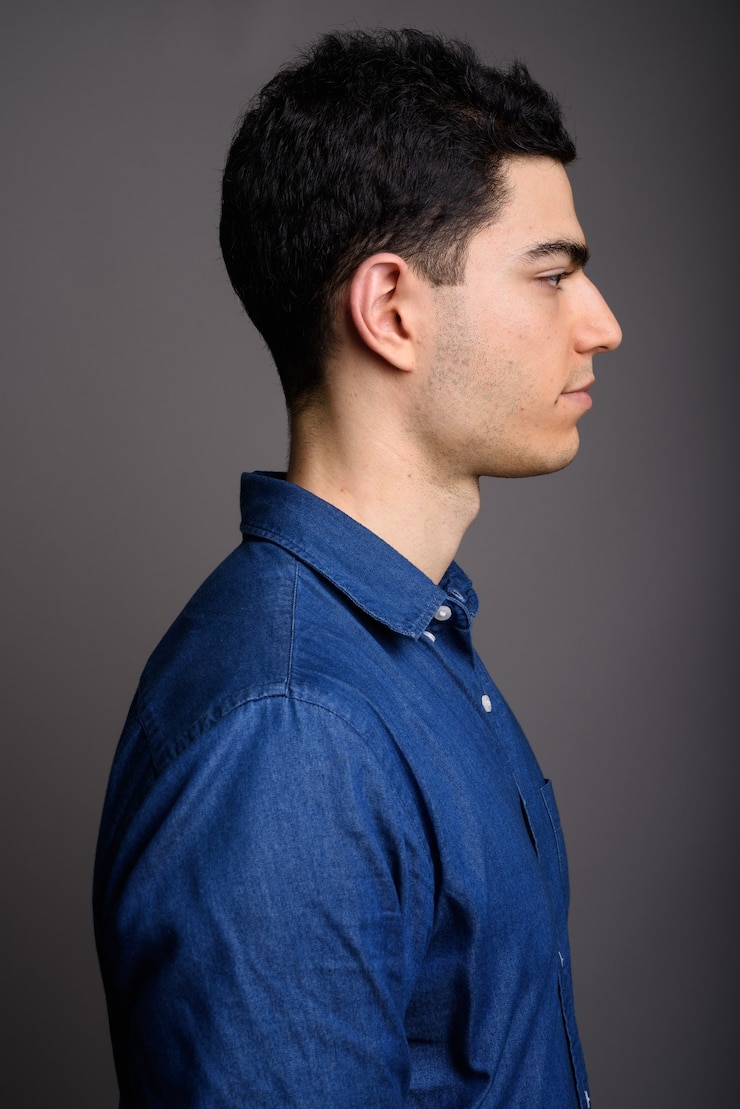 Foto retrato de jovem empresário bonito contra cinza