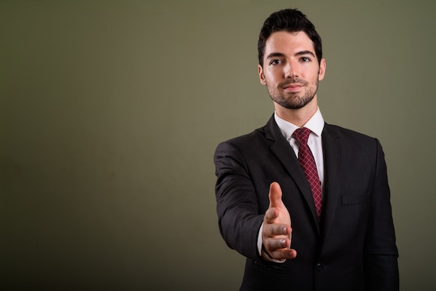 Retrato de jovem empresário bonito de terno