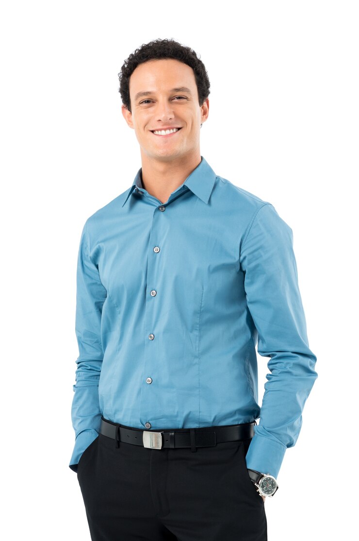 Retrato de jovem empresário feliz com as mãos no bolso
