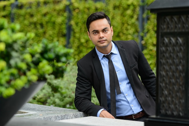 Retrato de jovem empresário indiano bonito na cidade