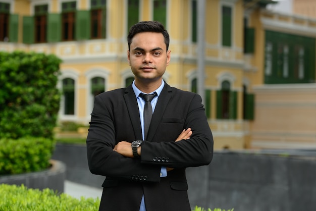 Retrato de jovem empresário indiano bonito na cidade