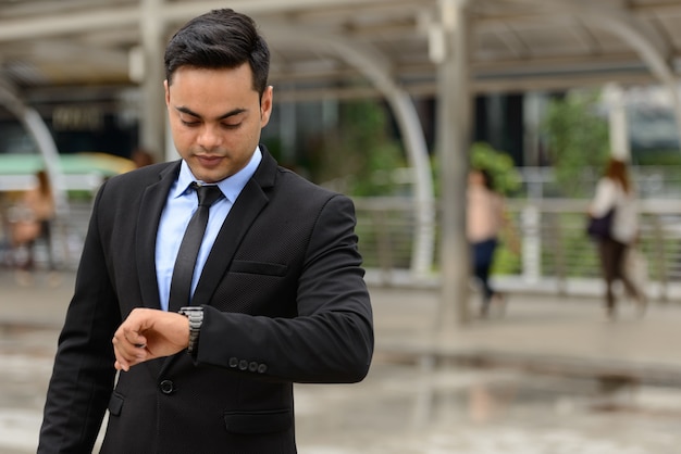 Retrato de jovem empresário indiano bonito na cidade