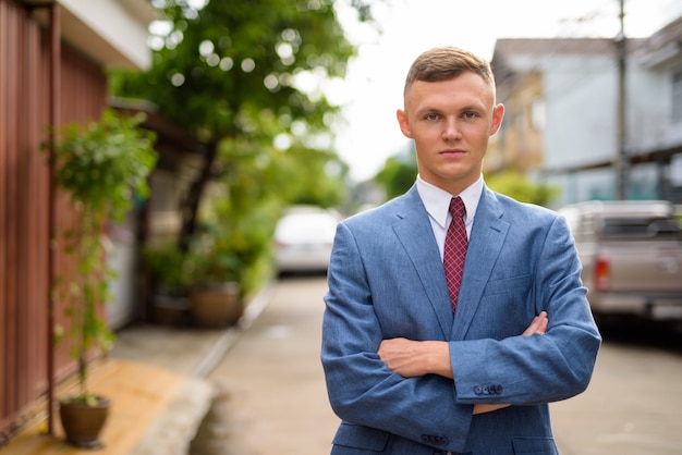 Retrato de jovem empresário na rua ao ar livre