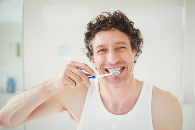 Retrato de jovem escovar os dentes