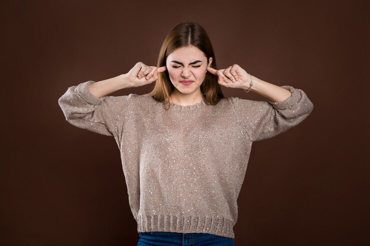 Foto retrato de jovem estressado com raiva