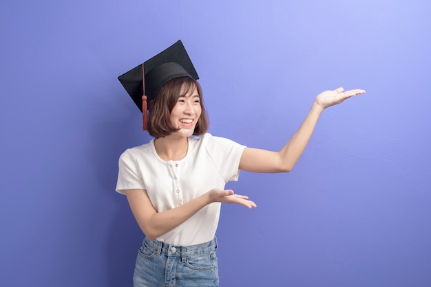 Retrato de jovem estudante asiático com chapéu de formatura