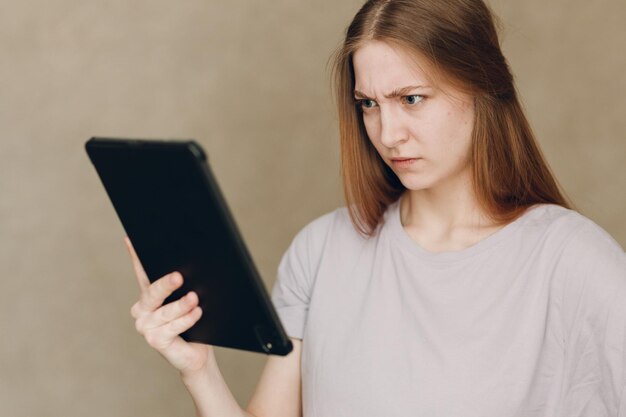 Foto retrato de jovem estudante atriz aprendendo papel mulher com tablet digital teste de atuação elenco de filme audições de atuação de filme