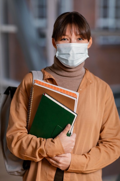 Foto retrato de jovem estudante usando uma máscara médica