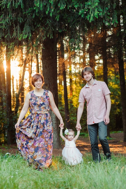 Foto retrato de jovem família feliz