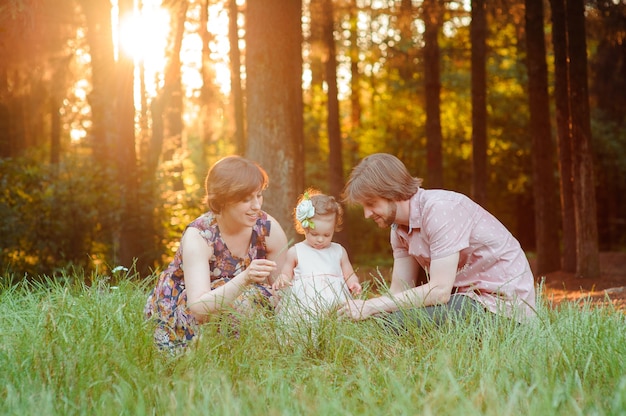 Foto retrato de jovem família feliz