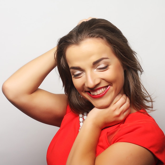 Retrato de jovem feliz com vestido vermelho de perto