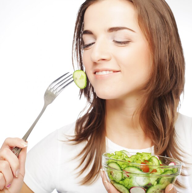 Foto retrato de jovem feliz comendo salada