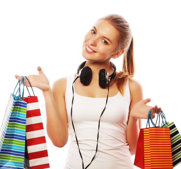 Retrato de jovem feliz e sorridente com sacolas de compras