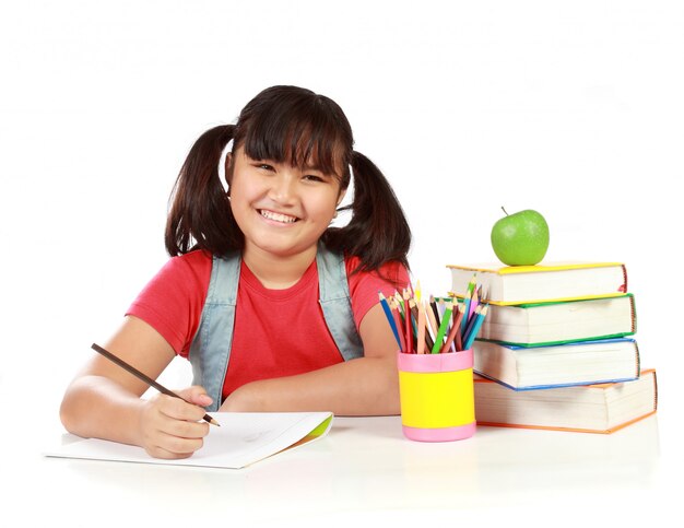 Retrato de jovem feliz estudando