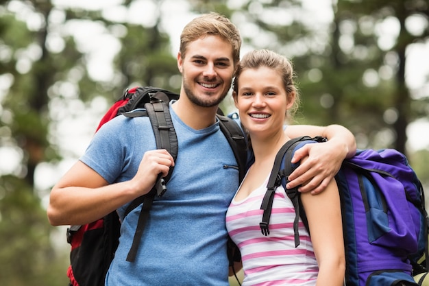 Retrato, de, jovem, feliz, hikers