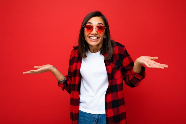 Retrato de jovem feliz positivo sorridente linda mulher morena com emoções sinceras vestindo