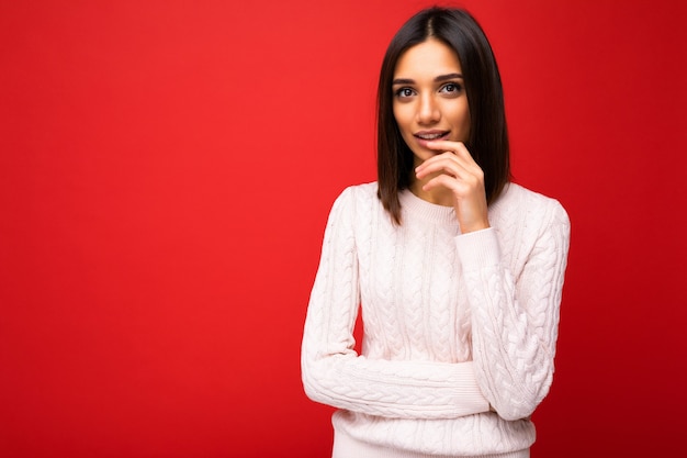 Retrato de jovem feliz positivo terno fofo atraente morena com emoções sinceras vestindo