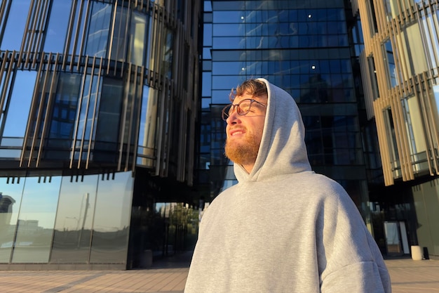 Retrato de jovem feliz universidade ou estudante universitário sorri ao ar livre no campus no bairro